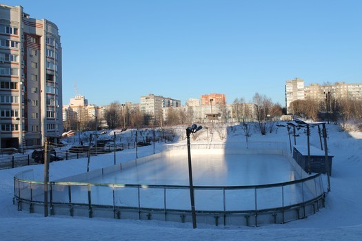 Уличная хоккейная коробка во дворе