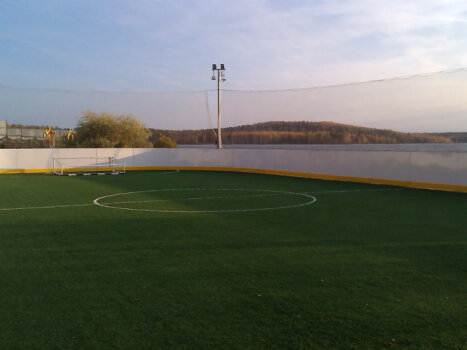 Корт с искусственной травой