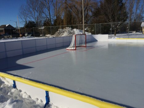 Корт для хоккея в частной застройке