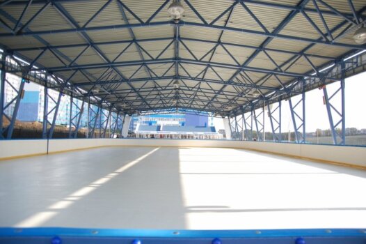 Навес над хоккейной площадкой из металлических конструкций
