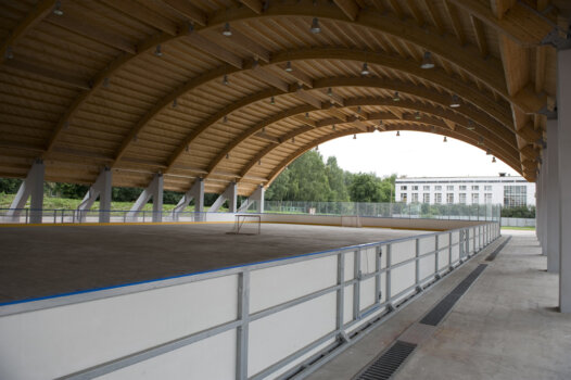 Навес с каркасом из дерева на хоккейной площадке